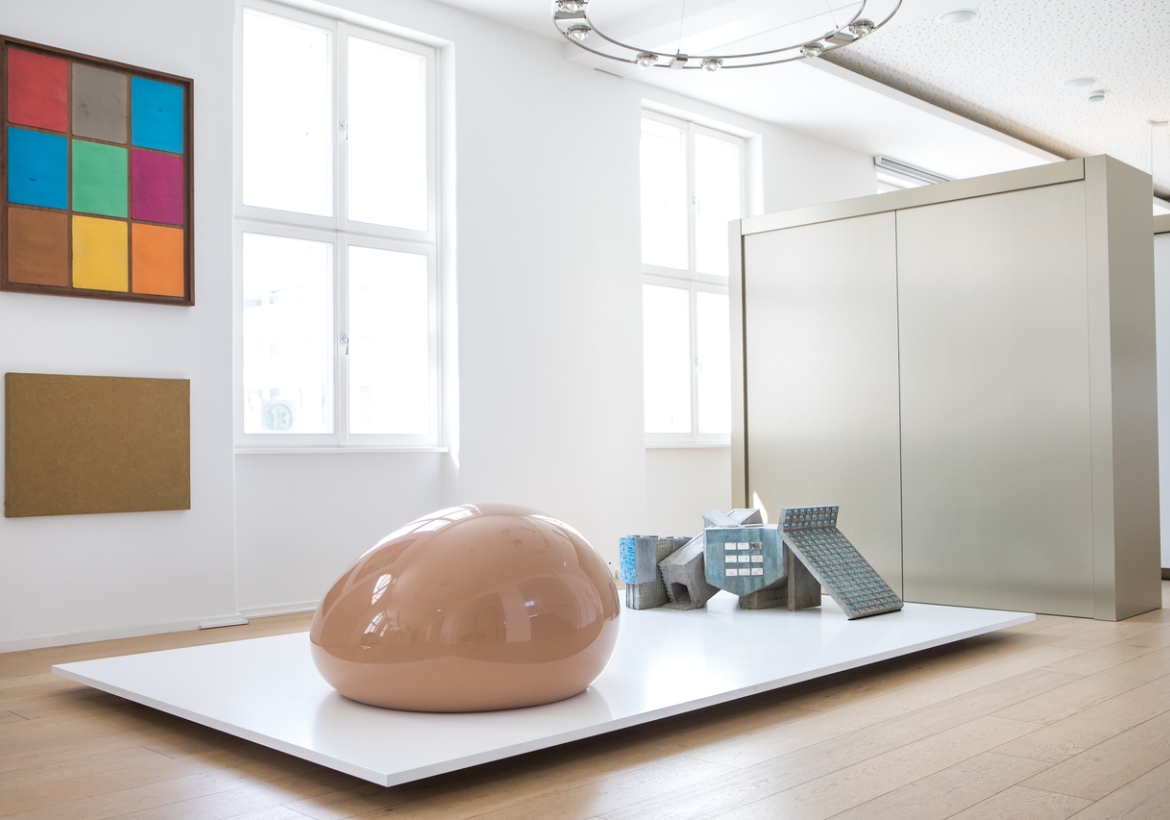 Ausstellungsansicht SCHAU....5 mit Werken von Thomas Rentmeister und Ina Weber, Foto: Gernot Gleiss